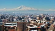 Панорамный вид на Ереван на фоне Арарата