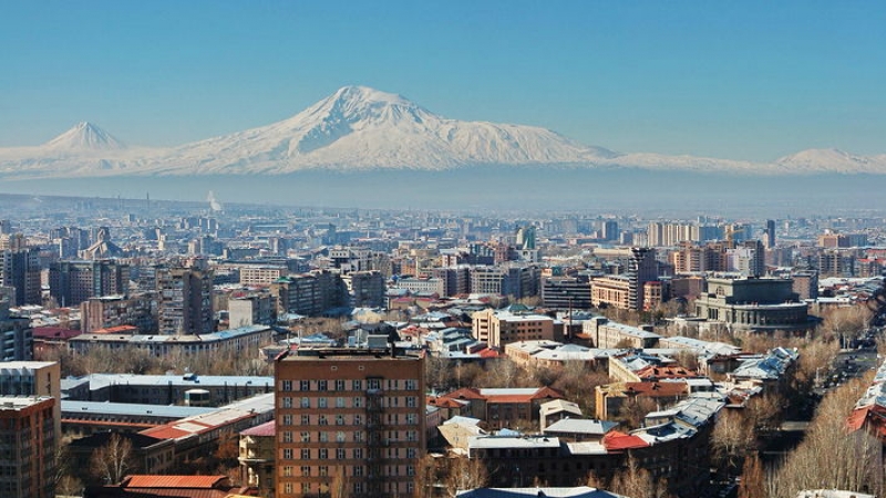 Панорамный вид на Ереван на фоне Арарата